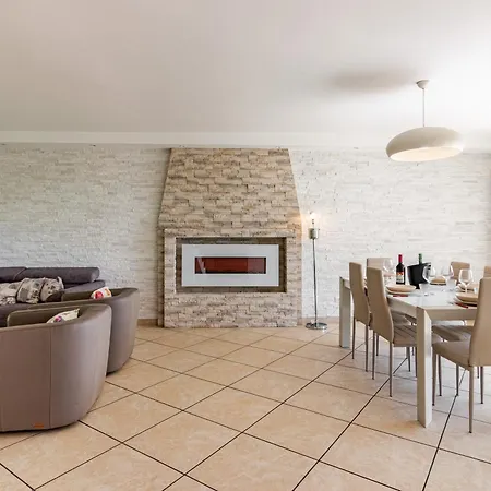 Elegance - With Garden And Private Gym *